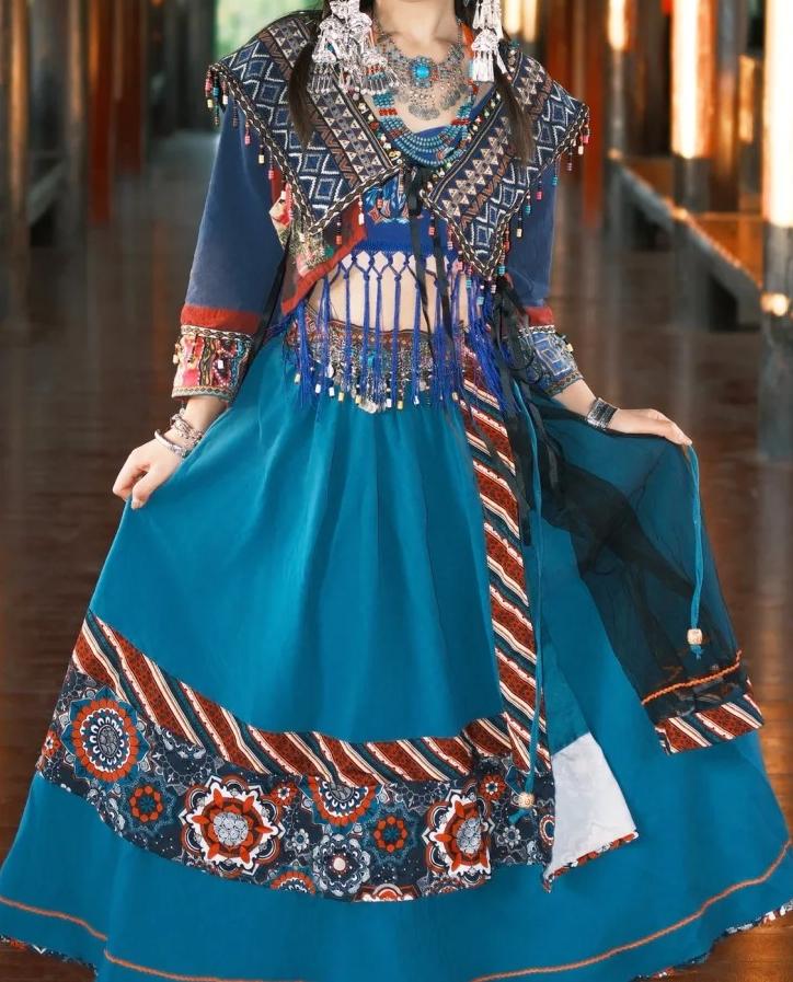 男人把鸡巴插入女人的骚逼里
